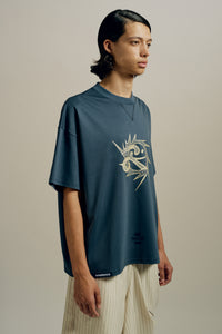 TOBI OVERSIZED RUNNER TEE FOG NAVY