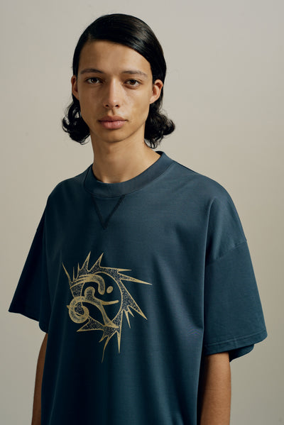 TOBI OVERSIZED RUNNER TEE FOG NAVY